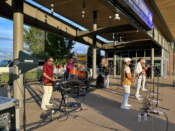 Hollywood Swinging At Downtown Commons, (Rick Glass)