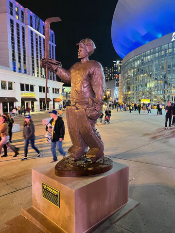 Pekka Rinne – Lifesize Bronze Sculpture. (Scott Wise)