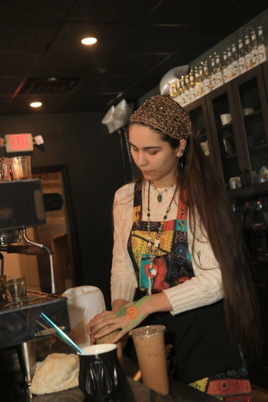 Elizabeth Hennigan putting the finishing touches on a caramel latte