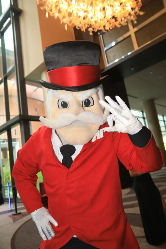 APSU’s Governor at the 40th Annual Candlelight Ball APSU’s Governor at the 40th Annual Candlelight Ball