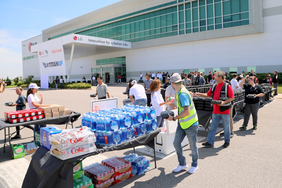 800 LG employees enjoyed lunch and a meet & greet with former Tennessee Titans Keith Bullock and Jevon Kearse 800 LG employees enjoyed lunch and a meet & greet with former Tennessee Titans Keith Bullock and Jevon Kearse