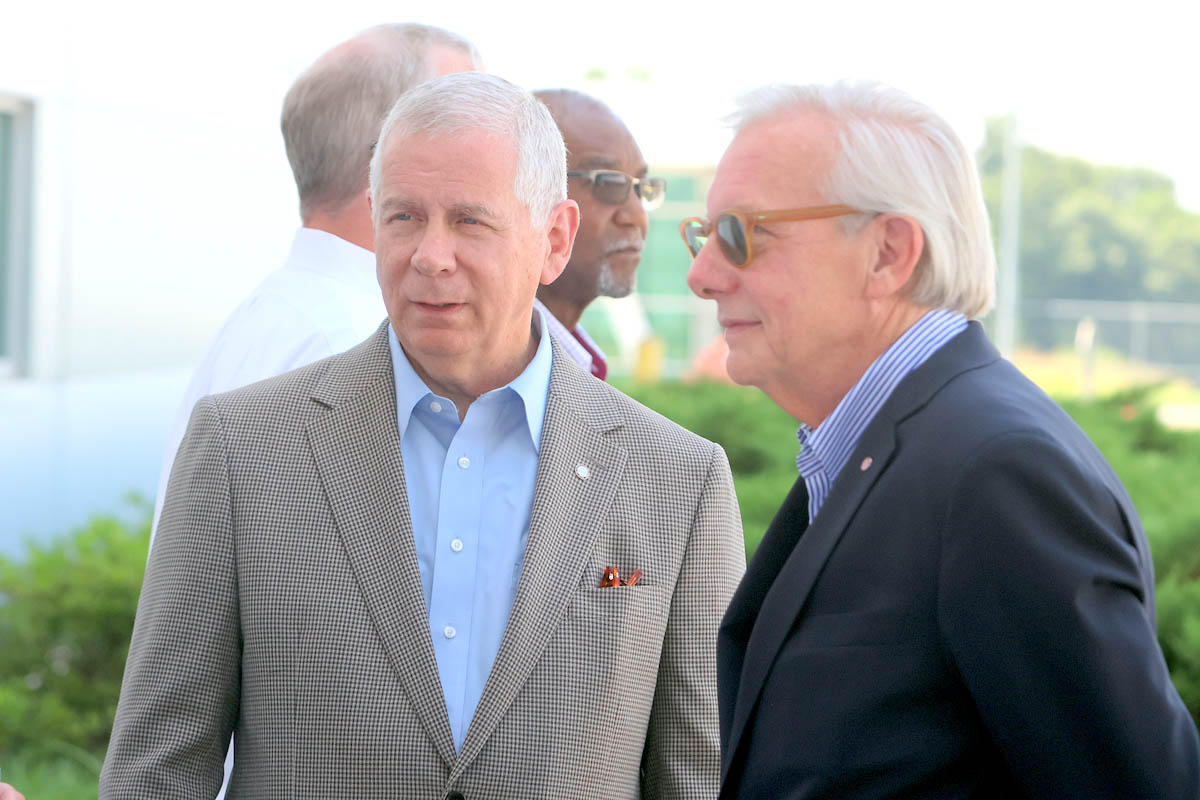 Clarksville Mayor Joe Pitts and John Taylor, LG Electronics U.S.A., Inc.’s Senior Vice President Clarksville Mayor Joe Pitts and John Taylor, LG Electronics U.S.A., Inc.’s Senior Vice President