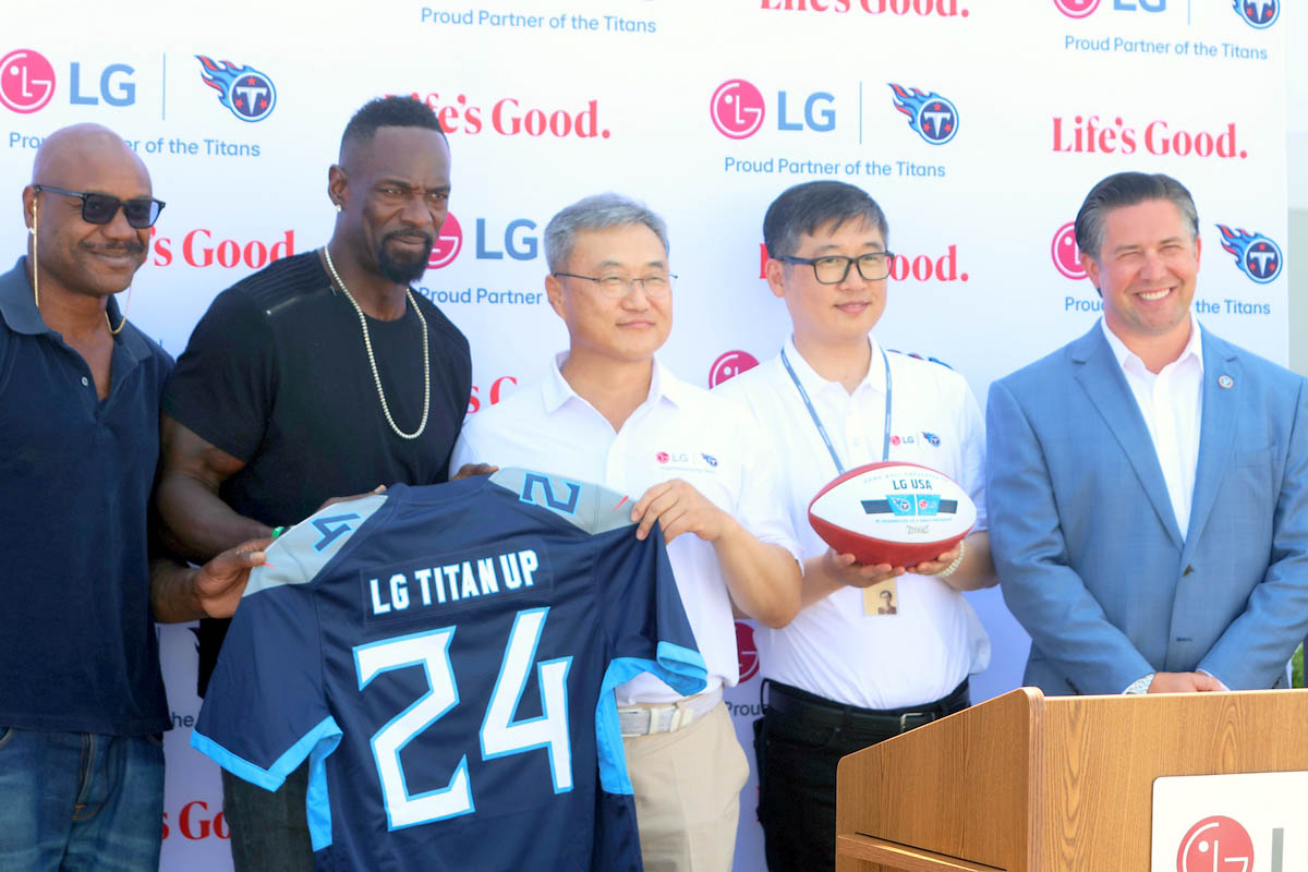 Keith Bulluck, Jevon Kearse, Chris JUng, Son Chang-Woo and Mayor Wes Golden Keith Bulluck, Jevon Kearse, Chris JUng, Son Chang-Woo and Mayor Wes Golden