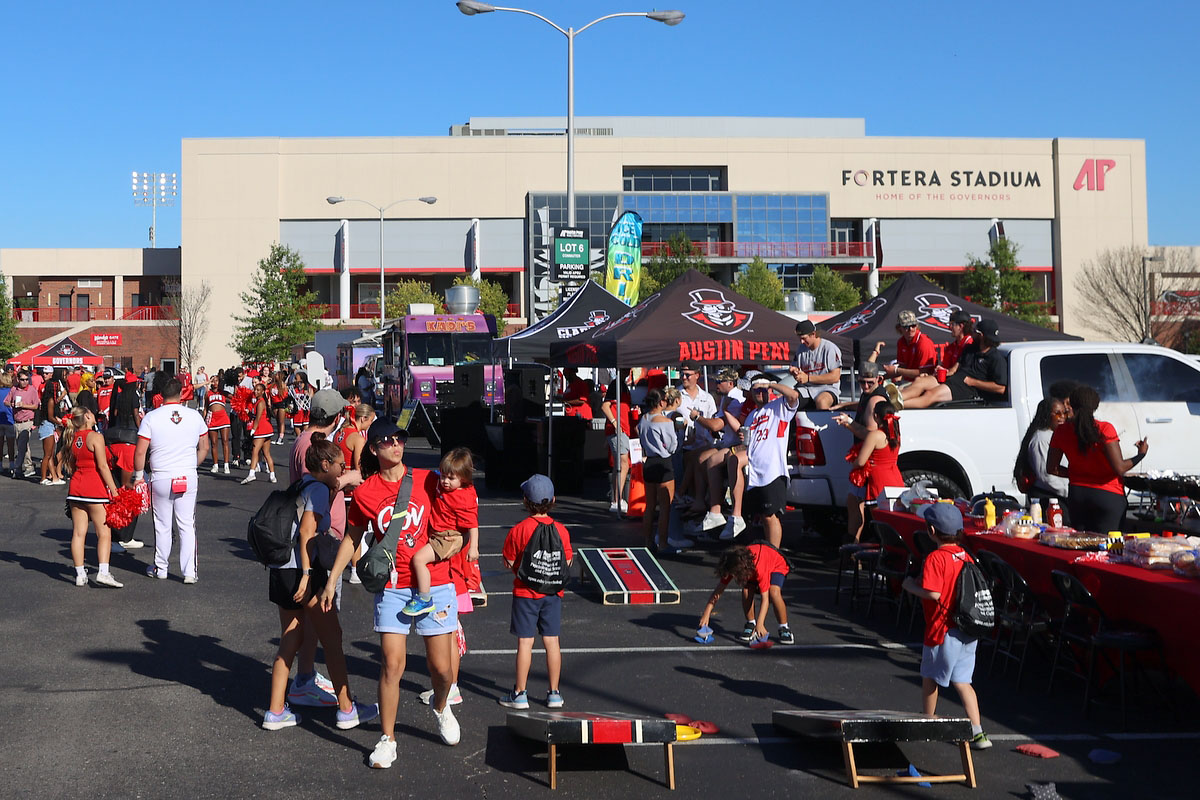Austin Peay Tailgate Alley. (Mark Haynes, Clarksville Living Magazine) Austin Peay Tailgate Alley. (Mark Haynes, Clarksville Living Magazine)