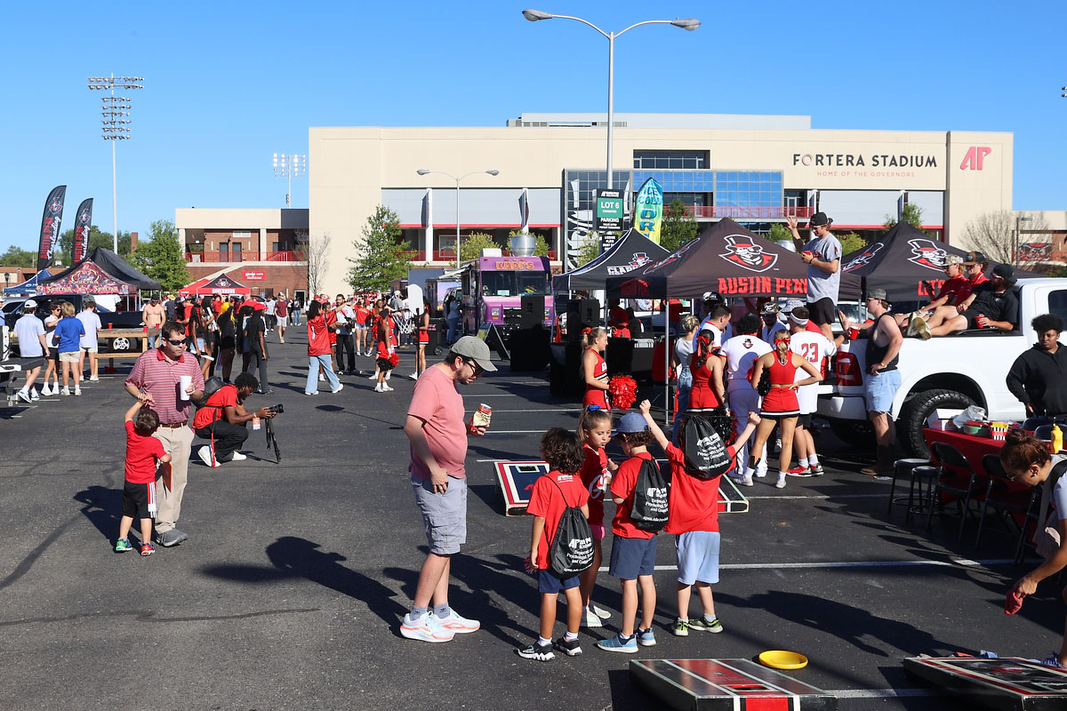 Austin Peay Tailgate Alley. (Mark Haynes, Clarksville Living Magazine) Austin Peay Tailgate Alley. (Mark Haynes, Clarksville Living Magazine)