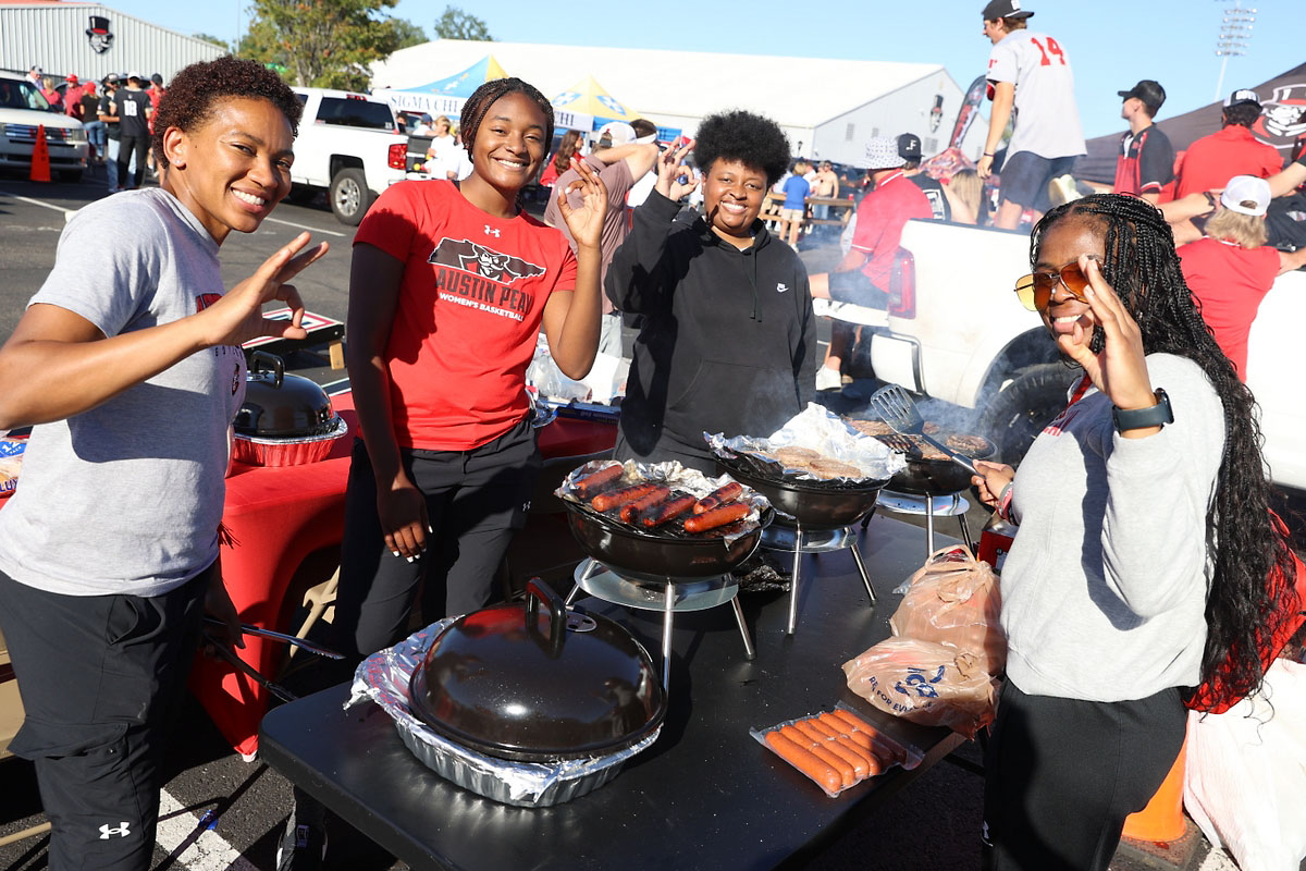 Austin Peay Tailgate Alley. (Mark Haynes, Clarksville Living Magazine) Austin Peay Tailgate Alley. (Mark Haynes, Clarksville Living Magazine)