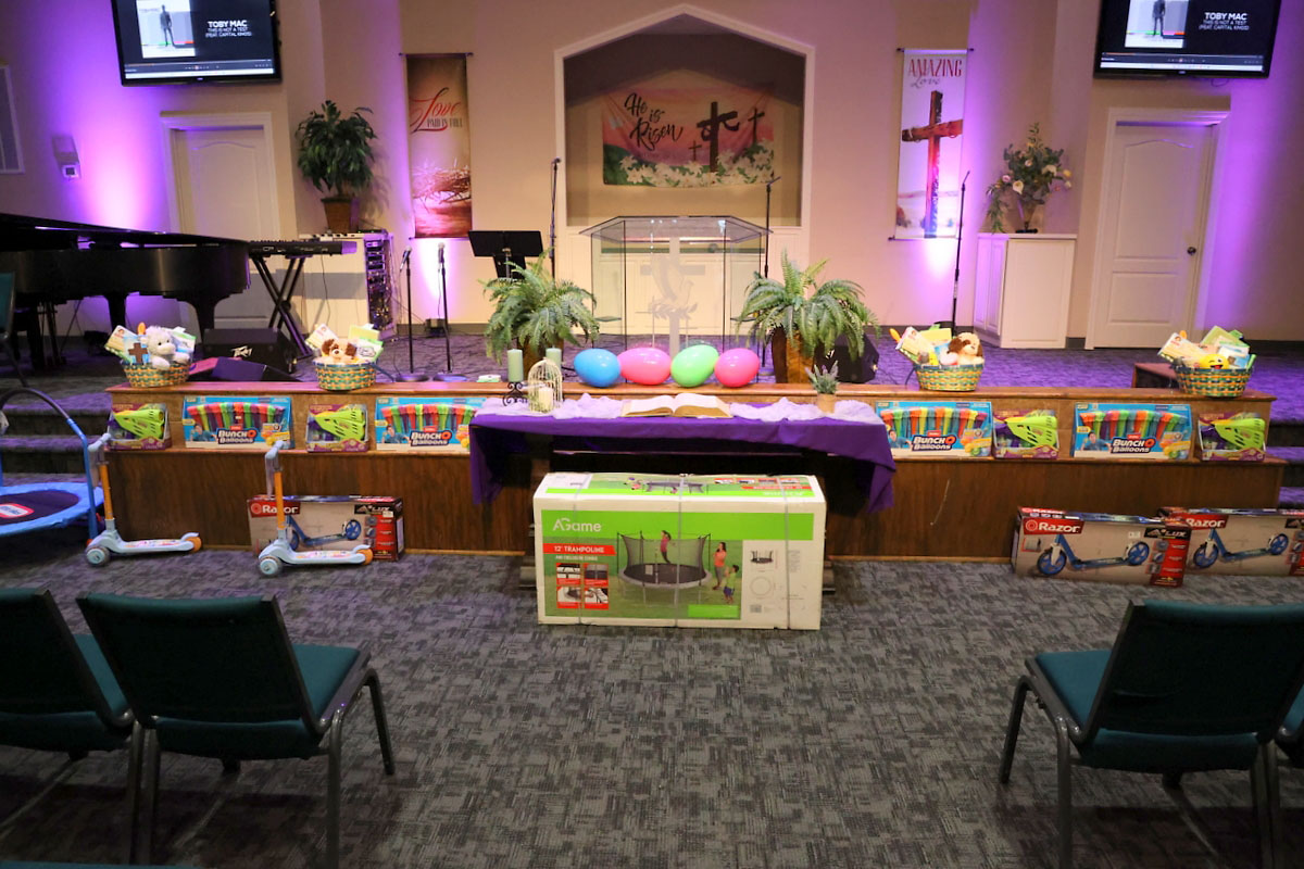 Yellow Creek Baptist Church Shares Love and Joy with Huge Easter Egg Hunt. (Mark Haynes, Clarksville Living Magazine) Yellow Creek Baptist Church Shares Love and Joy with Huge Easter Egg Hunt. (Mark Haynes, Clarksville Living Magazine)