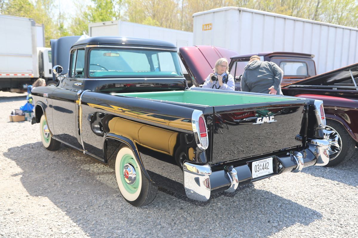 Folks having fun and helping out at a recent Clarksville Cruisers Car Show that benefited YaiPak. (Clarksville Living Magazine, Tony Centonze) Folks having fun and helping out at a recent Clarksville Cruisers Car Show that benefited YaiPak. (Clarksville Living Magazine, Tony Centonze)