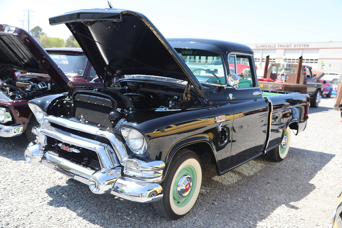 Folks having fun and helping out at a recent Clarksville Cruisers Car Show that benefited YaiPak. (Clarksville Living Magazine, Tony Centonze) Folks having fun and helping out at a recent Clarksville Cruisers Car Show that benefited YaiPak. (Clarksville Living Magazine, Tony Centonze)