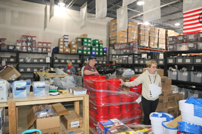 Volunteers at YaiPak Helping Flood Victims