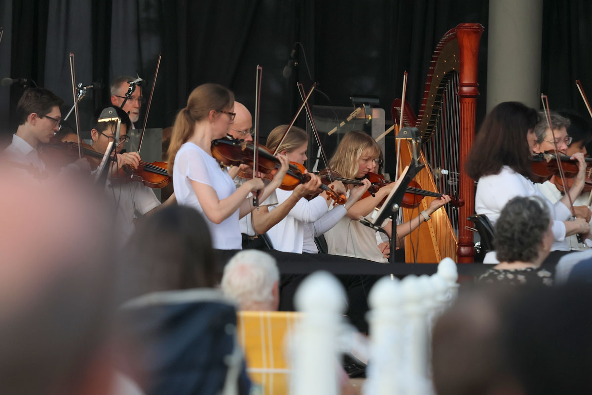 Clarksville welcomed the Nashville Symphony to Downtown Commons for a performance that included works by Brahms, Bizet, John Williams, and more. (Tony Centonze, Clarksville Living Magazine) Clarksville welcomed the Nashville Symphony to Downtown Commons for a performance that included works by Brahms, Bizet, John Williams, and more. (Tony Centonze, Clarksville Living Magazine)