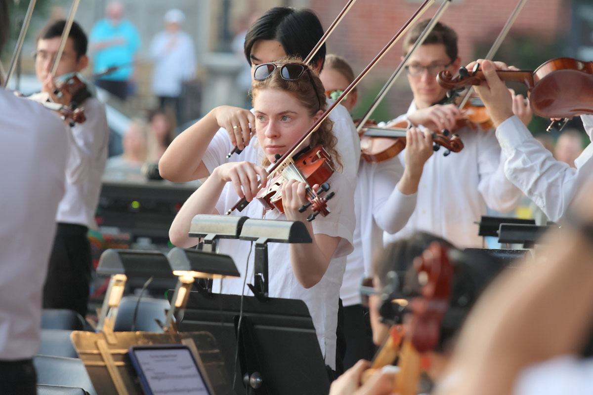 Clarksville welcomed the Nashville Symphony to Downtown Commons for a performance that included works by Brahms, Bizet, John Williams, and more. (Tony Centonze, Clarksville Living Magazine) Clarksville welcomed the Nashville Symphony to Downtown Commons for a performance that included works by Brahms, Bizet, John Williams, and more. (Tony Centonze, Clarksville Living Magazine)