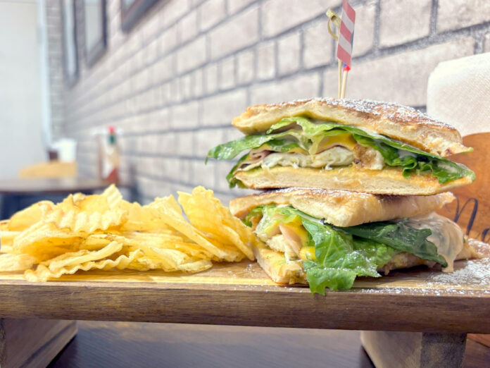 La Costa Cafe and Lounge