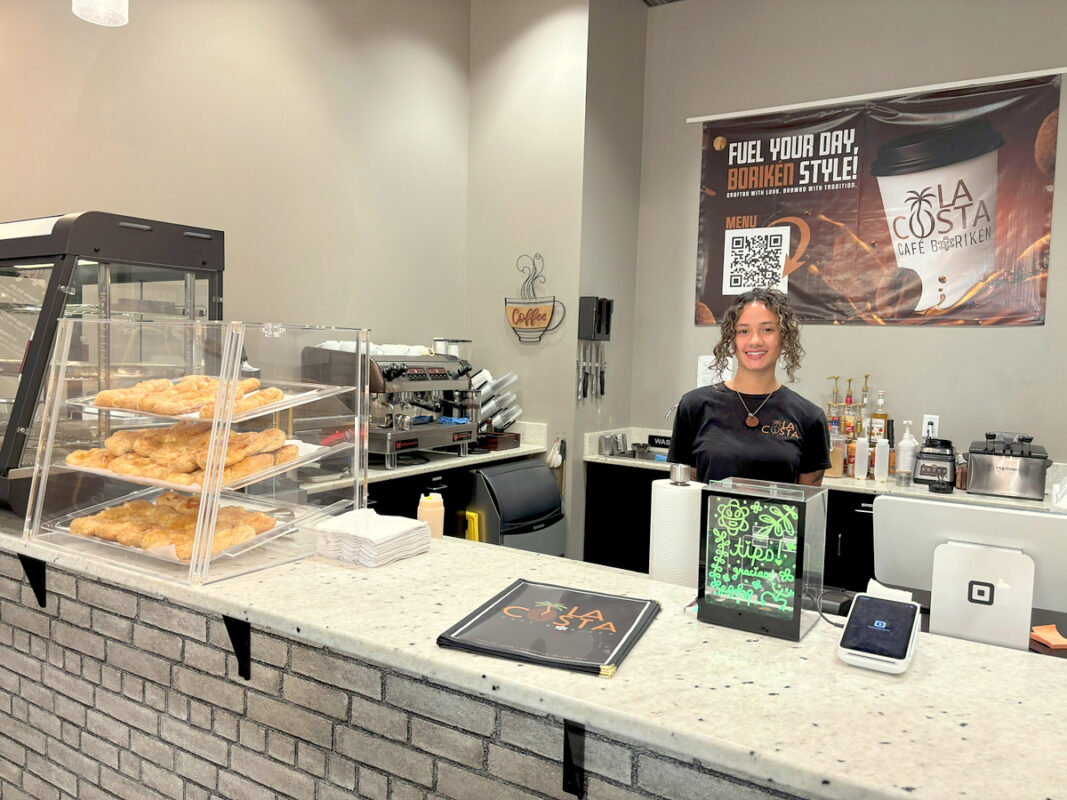 La Costa Cafe and Lounge